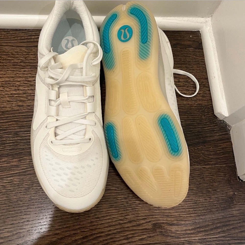 Strong feel women’s training shoe LULULEMON.